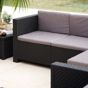 Set di Mobili da Giardino Contemporanei ed Ecologici in Plastica Riciclata - Divano Manhattan, Pouf e Poltrona da Esterno (Capacità 4 Posti) - Product Image 3