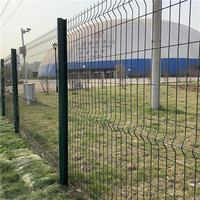 Clôture de sécurité en fil d'acier soudé 3D, pliage en V, bonne stabilité, galvanisée à chaud, revêtement PVC, antirouille, utilisée pour les jardins et les autoroutes