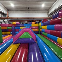 Lit de saut gonflable robuste en gros avec coutures renforcées et surface antidérapante pour la décoration intérieure et les zones de jeux pour enfants
