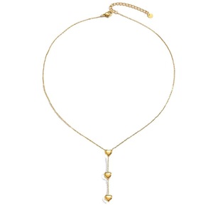 Collier en acier inoxydable tendance, plaqué or 18 carats, avec trois pendentifs en forme de cœur. Collier luxueux à pampilles en forme de cœur. Vente en gros disponible. - Product Image 5