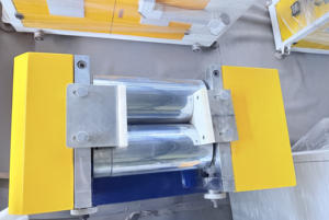 Mélangeur à deux rouleaux pour usage en laboratoire, pour <span class=keywords><strong>l</strong></span>'expérimentation et les tests de broyage du plastique et du caoutchouc, diamètre 160 mm, largeur 320 mm, capacité 0,5-2 kg - Product Image 2