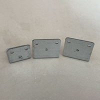 Accessoires de serre : Supports de fixation pour colonnes de serre, type bec de canard, et équerres d'angle galvanisées en L