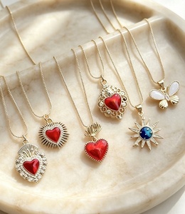 Collar vintage con colgante de mariposa y Sagrado Corazón rojo, ideal como regalo o accesorio. - Product Image 6