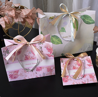 Sacs cadeaux en papier personnalisés classiques recyclables romantiques à fleurs imperméables réutilisables écologiques avec ruban et cordon de serrage rose clair pivoine