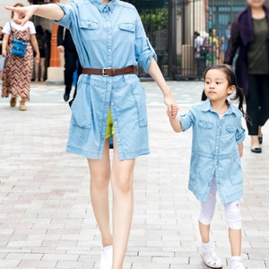 ชุดเดรสยีนส์ลายใหม่ล่าสุดสำหรับครอบครัว แม่ลูก แม่และลูกสาว ใส่คู่กันในช่วงฤดูร้อน พร้อมรูปภาพดีไซน์ - Product Image 2