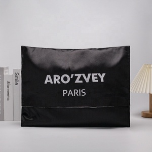 Bolsa <span class=keywords><strong>de</strong></span> satén plegable <span class=keywords><strong>de</strong></span> lujo personalizada para maquillaje cosmético, bolsa <span class=keywords><strong>de</strong></span> satén para sobres, bolsas <span class=keywords><strong>de</strong></span> embalaje <span class=keywords><strong>de</strong></span> <span class=keywords><strong>ropa</strong></span> <span class=keywords><strong>de</strong></span> satén, bolsa para el polvo - Product Image 2