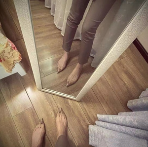 รองเท้าสลิปออนผู้หญิงแบบสวม ดีไซน์เรียบง่ายสำหรับฤดูร้อน ประดับคริสตัล ลูกไม้ตาข่าย  ตกแต่งด้วย Rhinestones เพิ่มความสูงภายใน หัวแหลม สีแดงอ่อน - Product Image 3