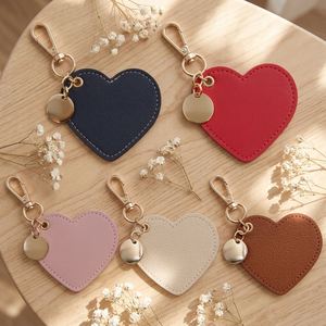 Llavero de cuero PU en blanco al por mayor, minimalista, bonito, para mujer, regalo de San Valentín, colgante de bolso con forma de corazón - Product Image 1