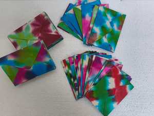 Cartes de mariage en papier Lokta fait main, teintes à la main en shibori, avec un design de lettres personnalisé pour une revente de luxe - Product Image 4