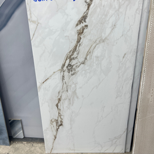 Piastrelle in marmo Porcelanato lucide <span class=keywords><strong>per</strong></span> pavimenti in porcellana 600x1200mm <span class=keywords><strong>per</strong></span> piastrelle bianche <span class=keywords><strong>per</strong></span> pavimenti Carrara <span class=keywords><strong>per</strong></span> <span class=keywords><strong>pareti</strong></span> interne - Product Image 1