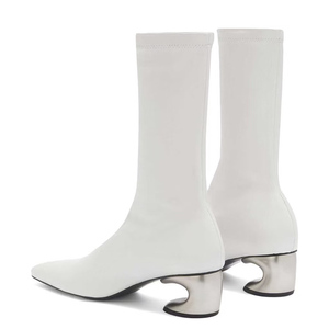 Bottines courtes pour femme à talons personnalisés en forme de crochet, bout carré, fermeture éclair latérale, talons variés, ajustées et unies - Product Image 6