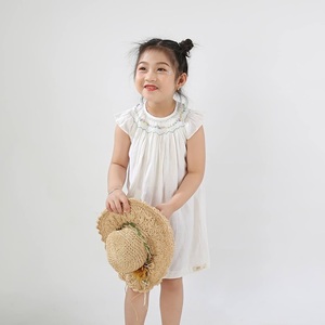 Vestido Blanco de Niña Pequeña con Bordado Floral, Ropa Infantil con Bordado a Mano, Algodón, Fabricante Vietnamita, Venta al Por Mayor - Product Image 5