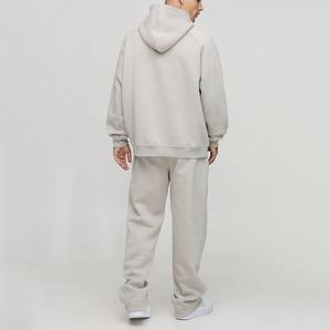 Ensemble de survêtement deux pièces pour homme en tissu personnalisé, comprenant un sweat à capuche à manches raglan en ciment et un pantalon de survêtement large coupe décontractée, pour un look neutre et sobre. - Product Image 2