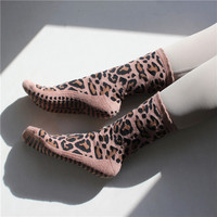 Chaussettes de Pilates antidérapantes à imprimé léopard personnalisées, chaussettes de danse ouvertes pour Pilates et yoga, chaussettes de Pilates pour filles, chaussettes antidérapantes pour ballerines, chaussettes antidérapantes pour femmes