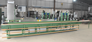 Il y a une table à rouleaux de support pliante et une machine de bordure de film adhésif avec une vitesse d'alimentation réglable - Product Image 4