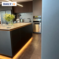Meuble de cuisine préfabriqué en bois grainé noir mat résistant à l'eau et écologique, avec finition marbre blanc