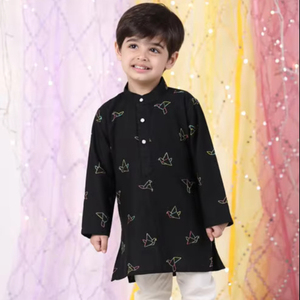 ชุดคุรตะสีดำสำหรับเด็กผู้ชาย ลายพิมพ์นกหลากสีสัน ชุดคุรตะพื้นเมืองแบบดั้งเดิมสำหรับเด็ก ชุดสำหรับงานเทศกาล ผ้าฝ้ายใส่สบายสำหรับเด็กผู้ชาย - Product Image 1