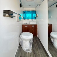 Mechanisches Bremssystem Universelle Stützräder Klappbare Einstiegsleiter Camping-Toilettenanhänger für Veranstaltungen im Freien