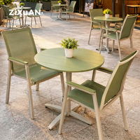 Tables d'extérieur, mobilier de patio, fauteuils, chaises de jardin et de restaurant, table basse de bistrot, chaise nordique de café, ensemble de table à manger de luxe