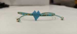 Bracelet artisanal Sstringz en perles Miyuki Delica bleu turquoise avec accents dorés, réglable, motif cœur central, amitié - Product Image 6