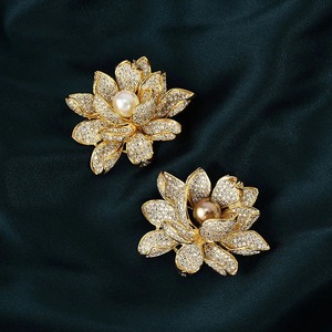 Spille eleganti da donna con fiori di perle di cristallo e loto con spille di lusso da donna - Product Image 3