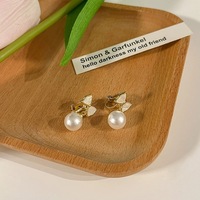 Boucles d'oreilles clips triangulaires en perles haut de gamme, sans perçage, design tendance à pampilles, en alliage électroplaqué, pour femmes, idéales pour les soirées.