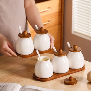 Witte keramische kruidenpottenset met houten deksels, kruidenpotjes met dienblad en lepels voor op het aanrecht in de keuken. - Product Image 1