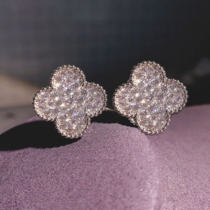 Orecchini a lobo con trifoglio pavé completo da donna, semplici ed eleganti, con zirconi, per uso quotidiano, stile che valorizza il viso - Product Image 2