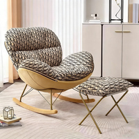 Fauteuil à bascule en tissu monogramme de luxe, ergonomique, rembourré, avec structure en métal et bascules en bois pour salon
