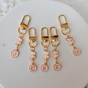 En gros exquis papillon lettre porte-clés pendentifs créatifs prénom lettres <span class=keywords><strong>voiture</strong></span> porte-clés casque sac décoration - Product Image 2