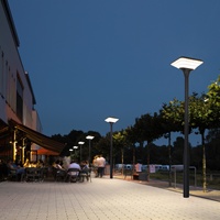 Lampe solaire LED IP65 en aluminium pour jardin avec panneau solaire monocristallin, capteur de lumière et support sur poteau pour usage résidentiel extérieur