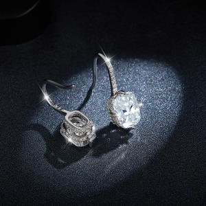 Pendientes de Aro de Moissanita Gris Plateado para Mujer con Piedra de Corte Pad, Joyería Elegante con Piedras Preciosas - Product Image 4