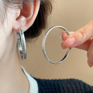 Boucles d'oreilles créoles classiques texturées en métal argenté, grandes créoles rondes pour femmes et jeunes filles, pour un look quotidien élégant - Product Image 1