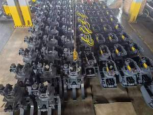 Un escavatore da 12 tonnellate con pinza rotante a 360 gradi per tronchi rende più facile il sollevamento e l'impilamento dei tronchi. - Product Image 4