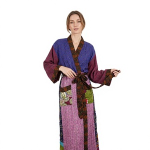 Robe kimono élégante de style japonais à fleurs pour femmes, design traditionnel, longueur intégrale, 100% soie, col en V, ceinture, confortable et lisse - Product Image 1