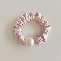 Neue Süße Satin-Legierung Erdbeer-Imitationsperlen Hochelastischer Haarring Haargummis Haarschleifen Haaraccessoires Großhandel