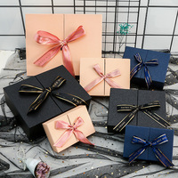 Boîtes cadeaux rigides recyclées haut de gamme en gros avec pelliculage brillant et revêtement UV pour l'emballage de chaussettes, fourrures, rouges à lèvres, parfums et cadeaux d'anniversaire