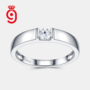 Bague large en argent sterling 925 avec moissanite ronde unique, idéale pour les hommes, pour la demande en mariage, le quotidien ou comme bijou minimaliste. - Product Image 2