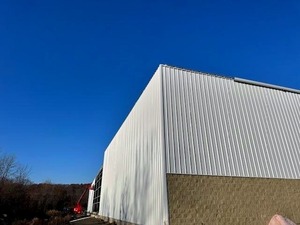 Nuovo nuovo aggiornamento del progresso del progetto di espansione della fabbrica l'isolamento interno ha installato il rivestimento del tetto della parete esterna dell'edificio completo. - Product Image 2