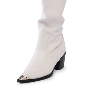 Bottes longues pour femmes, style western, en PU, à talon de 8 cm, bout pointu en métal, hauteur au-dessus du genou, avec empeigne en V, styles personnalisés, pour l'hiver - Product Image 6