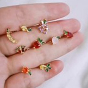 Elegantes y Modernos Pendientes de Cobre para Mujer, Lindos y a la Moda, Geométricos, con Diamantes de Colores, Elementos de Frutas y Formas de Comida - Product Image 4