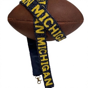Correa de Bolso con Cuentas de Michigan, Correas de Bolso Personalizadas con Cuentas Blancas y Doradas, Accesorios Hechos a Mano, Correa de Bolso para Días de Juego de la Hermandad - Product Image 1