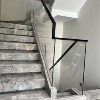 Escalier droit en marbre design pour maison contemporaine avec effet flottant et matériau en marbre de qualité supérieure