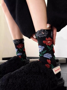 Chaussettes hautes rouges à motifs floraux pour femmes, style court, inspirées du vintage, chaussettes confortables à petits motifs floraux - Product Image 6