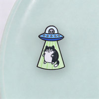 Épinglette en émail personnalisée OVNI Chat Abducté, Badge métallique Navire Spatial Extraterrestre, Épinglette de revers créative Chat Tuxedo, Bijou amusant, Cadeau
