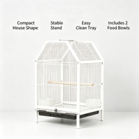 Cage à oiseaux compacte de style maison avec chaîne de suspension et gamelles métalliques pour perruches, tourtereaux et autres oiseaux.