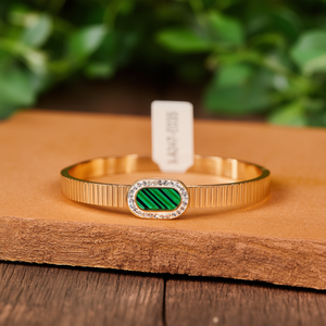 Brazalete de Moda en Acero Inoxidable 316L con Baño de Oro PVD e Incrustaciones de Cristal Verde, Ajustable, Joyería para Mujer - Product Image 3