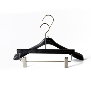 Cintre à vêtements en velours noir fantaisie antidérapant avec logo imprimé - Product Image 1