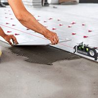 Kit de niveau laser multifonctionnel avec ligne croisée standard et règle métrique de 2,5 m (8 pi) pour l'agencement de tableaux, les murs carrelés et les armoires