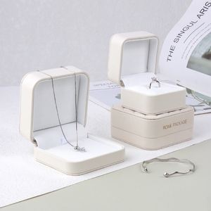 Caja de Joyería con Diseño de Líneas a Cuadros Blancos, Caja de Joyería de Cuero Suave, Venta al por Mayor de Cajas de Joyería de Alta Calidad - Product Image 2